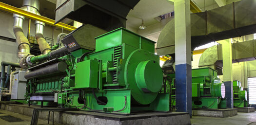 Riesiger Gasgenerator in einer Energieerzeugungseinheit, bereit für industrielle Stromproduktion