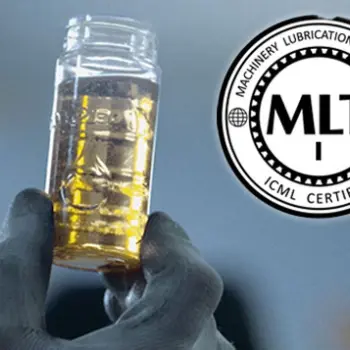 Hand mit Handschuh hält Ölgefäß – Bild zum MLA/MLT 1 Zertifikatskurs